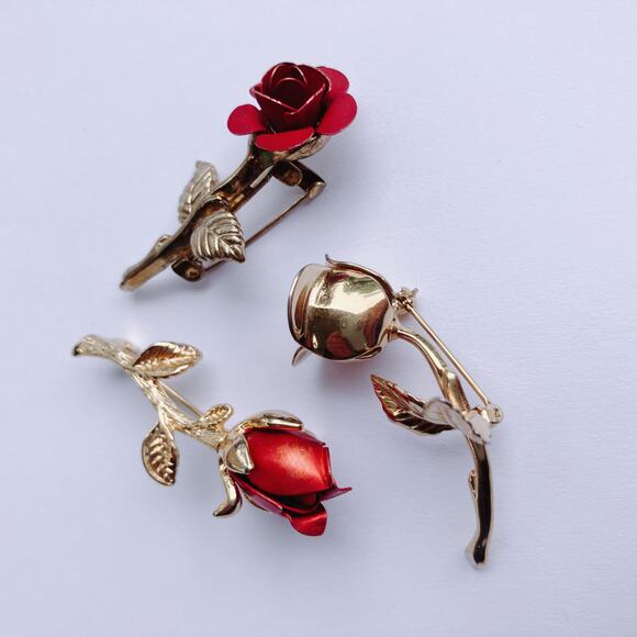 Vintage Lot of 3 Mid Century Red Enamel Rose Brooches Gold Tone Floral Pin Set - Picture 7 of 13